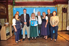 Ministerpräsident Dr. Markus Söder, Heimatminister Albert Füracker und die Präsidentin des DEHOGA Bayern e. V., Angela Inselkammer, prämieren die 100 besten Heimatwirtschaften
