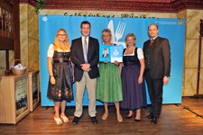 Ministerpräsident Dr. Markus Söder, Heimatminister Albert Füracker und die Präsidentin des DEHOGA Bayern e. V., Angela Inselkammer, prämieren die 100 besten Heimatwirtschaften
