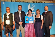 Ministerpräsident Dr. Markus Söder, Heimatminister Albert Füracker und die Präsidentin des DEHOGA Bayern e. V., Angela Inselkammer, prämieren die 100 besten Heimatwirtschaften
