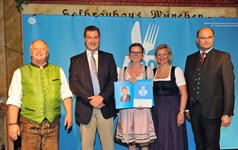 Ministerpräsident Dr. Markus Söder, Heimatminister Albert Füracker und die Präsidentin des DEHOGA Bayern e. V., Angela Inselkammer, prämieren die 100 besten Heimatwirtschaften
