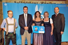 Ministerpräsident Dr. Markus Söder, Heimatminister Albert Füracker und die Präsidentin des DEHOGA Bayern e. V., Angela Inselkammer, prämieren die 100 besten Heimatwirtschaften
