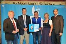 Ministerpräsident Dr. Markus Söder, Heimatminister Albert Füracker und die Präsidentin des DEHOGA Bayern e. V., Angela Inselkammer, prämieren die 100 besten Heimatwirtschaften
