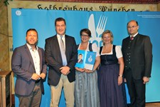 Ministerpräsident Dr. Markus Söder, Heimatminister Albert Füracker und die Präsidentin des DEHOGA Bayern e. V., Angela Inselkammer, prämieren die 100 besten Heimatwirtschaften
