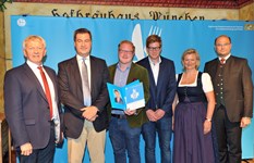 Ministerpräsident Dr. Markus Söder, Heimatminister Albert Füracker und die Präsidentin des DEHOGA Bayern e. V., Angela Inselkammer, prämieren die 100 besten Heimatwirtschaften
