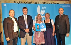 Ministerpräsident Dr. Markus Söder, Heimatminister Albert Füracker und die Präsidentin des DEHOGA Bayern e. V., Angela Inselkammer, prämieren die 100 besten Heimatwirtschaften
