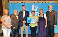 Ministerpräsident Dr. Markus Söder, Heimatminister Albert Füracker und die Präsidentin des DEHOGA Bayern e. V., Angela Inselkammer, prämieren die 100 besten Heimatwirtschaften
