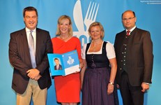 Ministerpräsident Dr. Markus Söder, Heimatminister Albert Füracker und die Präsidentin des DEHOGA Bayern e. V., Angela Inselkammer, prämieren die 100 besten Heimatwirtschaften
