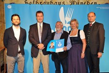 Ministerpräsident Dr. Markus Söder, Heimatminister Albert Füracker und die Präsidentin des DEHOGA Bayern e. V., Angela Inselkammer, prämieren die 100 besten Heimatwirtschaften
