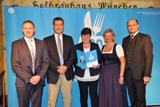 Ministerpräsident Dr. Markus Söder, Heimatminister Albert Füracker und die Präsidentin des DEHOGA Bayern e. V., Angela Inselkammer, prämieren die 100 besten Heimatwirtschaften
