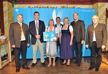 Ministerpräsident Dr. Markus Söder, Heimatminister Albert Füracker und die Präsidentin des DEHOGA Bayern e. V., Angela Inselkammer, prämieren die 100 besten Heimatwirtschaften
