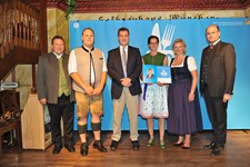 Ministerpräsident Dr. Markus Söder, Heimatminister Albert Füracker und die Präsidentin des DEHOGA Bayern e. V., Angela Inselkammer, prämieren die 100 besten Heimatwirtschaften
