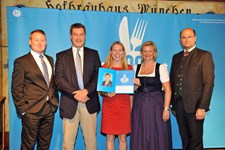 Ministerpräsident Dr. Markus Söder, Heimatminister Albert Füracker und die Präsidentin des DEHOGA Bayern e. V., Angela Inselkammer, prämieren die 100 besten Heimatwirtschaften
