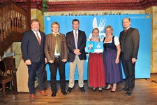 Ministerpräsident Dr. Markus Söder, Heimatminister Albert Füracker und die Präsidentin des DEHOGA Bayern e. V., Angela Inselkammer, prämieren die 100 besten Heimatwirtschaften
