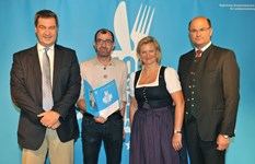 Ministerpräsident Dr. Markus Söder, Heimatminister Albert Füracker und die Präsidentin des DEHOGA Bayern e. V., Angela Inselkammer, prämieren die 100 besten Heimatwirtschaften
