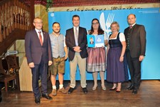 Ministerpräsident Dr. Markus Söder, Heimatminister Albert Füracker und die Präsidentin des DEHOGA Bayern e. V., Angela Inselkammer, prämieren die 100 besten Heimatwirtschaften
