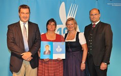 Ministerpräsident Dr. Markus Söder, Heimatminister Albert Füracker und die Präsidentin des DEHOGA Bayern e. V., Angela Inselkammer, prämieren die 100 besten Heimatwirtschaften
