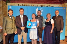 Ministerpräsident Dr. Markus Söder, Heimatminister Albert Füracker und die Präsidentin des DEHOGA Bayern e. V., Angela Inselkammer, prämieren die 100 besten Heimatwirtschaften
