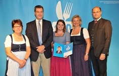 Ministerpräsident Dr. Markus Söder, Heimatminister Albert Füracker und die Präsidentin des DEHOGA Bayern e. V., Angela Inselkammer, prämieren die 100 besten Heimatwirtschaften
