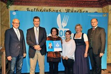 Ministerpräsident Dr. Markus Söder, Heimatminister Albert Füracker und die Präsidentin des DEHOGA Bayern e. V., Angela Inselkammer, prämieren die 100 besten Heimatwirtschaften
