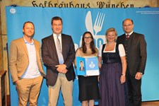 Ministerpräsident Dr. Markus Söder, Heimatminister Albert Füracker und die Präsidentin des DEHOGA Bayern e. V., Angela Inselkammer, prämieren die 100 besten Heimatwirtschaften
