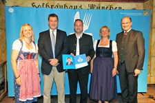 Ministerpräsident Dr. Markus Söder, Heimatminister Albert Füracker und die Präsidentin des DEHOGA Bayern e. V., Angela Inselkammer, prämieren die 100 besten Heimatwirtschaften
