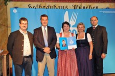 Ministerpräsident Dr. Markus Söder, Heimatminister Albert Füracker und die Präsidentin des DEHOGA Bayern e. V., Angela Inselkammer, prämieren die 100 besten Heimatwirtschaften
