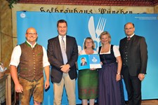 Ministerpräsident Dr. Markus Söder, Heimatminister Albert Füracker und die Präsidentin des DEHOGA Bayern e. V., Angela Inselkammer, prämieren die 100 besten Heimatwirtschaften
