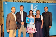 Ministerpräsident Dr. Markus Söder, Heimatminister Albert Füracker und die Präsidentin des DEHOGA Bayern e. V., Angela Inselkammer, prämieren die 100 besten Heimatwirtschaften
