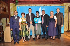 Ministerpräsident Dr. Markus Söder, Heimatminister Albert Füracker und die Präsidentin des DEHOGA Bayern e. V., Angela Inselkammer, prämieren die 100 besten Heimatwirtschaften
