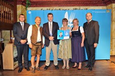 Ministerpräsident Dr. Markus Söder, Heimatminister Albert Füracker und die Präsidentin des DEHOGA Bayern e. V., Angela Inselkammer, prämieren die 100 besten Heimatwirtschaften
