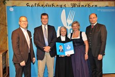 Ministerpräsident Dr. Markus Söder, Heimatminister Albert Füracker und die Präsidentin des DEHOGA Bayern e. V., Angela Inselkammer, prämieren die 100 besten Heimatwirtschaften
