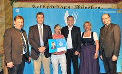 Ministerpräsident Dr. Markus Söder, Heimatminister Albert Füracker und die Präsidentin des DEHOGA Bayern e. V., Angela Inselkammer, prämieren die 100 besten Heimatwirtschaften
